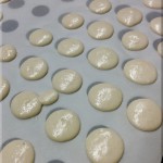 Ungefärbte Macarons beim Vortrocknen