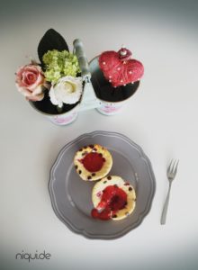 Mini-Cheesecake mit Erdbeeren und Schokodrops