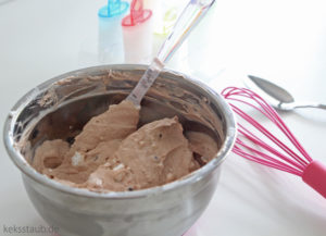selbstgemachtes cremiges Nutella Eis mit Schokotröpfchen