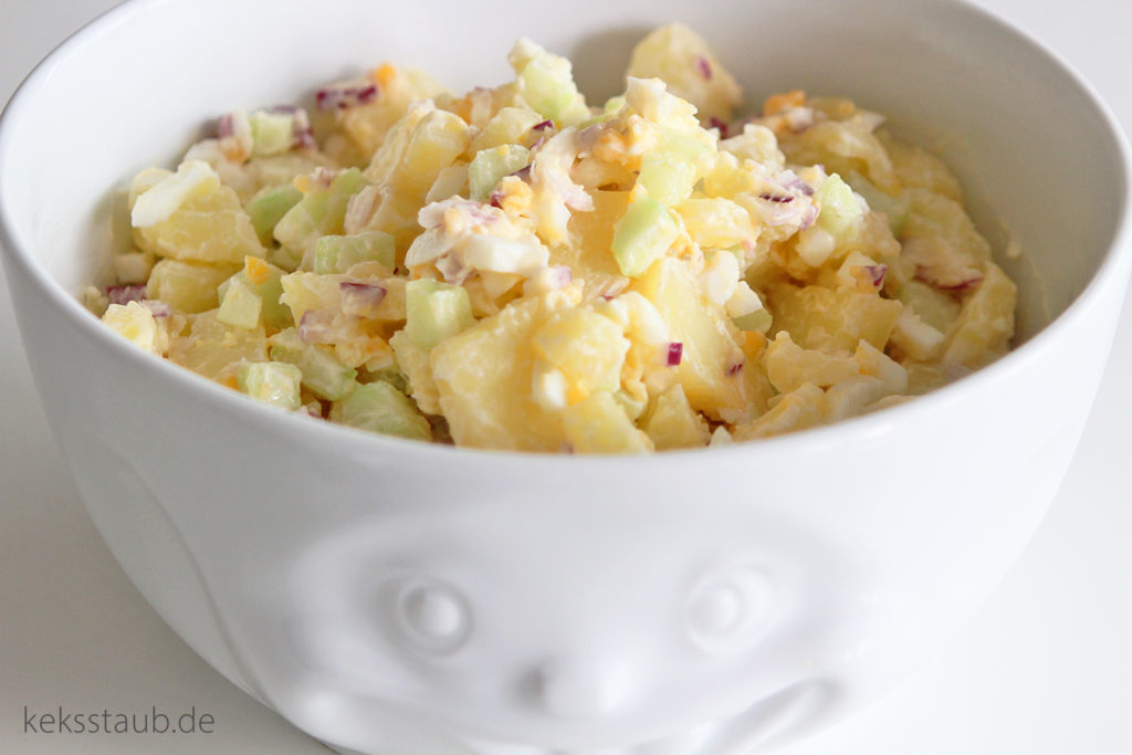 Kartoffelsalat mit Gurke Ei Zwiebeln Mayonnaise und Miracel Whip