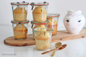 Gebackener Milchreiskuchen mit Apfel und Karamellsoße im Glas