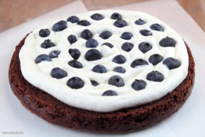 Minions Torte weiße Schokolade Pistazien Blaubeeren