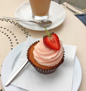 Peggy-Porschen-London-Erdbeer-Cupcake-Keksstaub