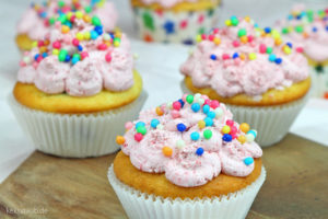 Frischkäse-Beeren-Muffins-und-Cupcakes-mit-Zucker-und-Zuckerfrei