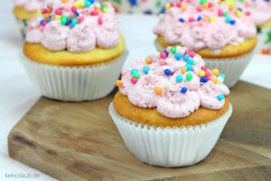Frischkäse-Beeren-Muffins-und-Cupcakes-mit-Zucker-und-Zuckerfrei