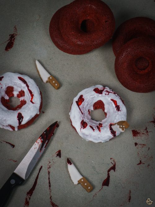 Blutige Red Velvet Donuts zu Halloween von Keksstaub