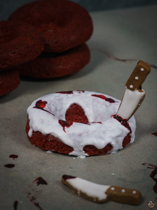 Blutige Red Velvet Donuts zu Halloween von Keksstaub